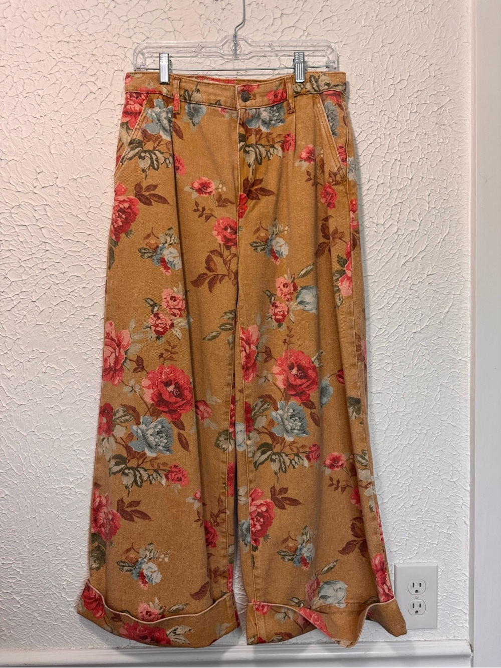ANTHROPOLOGIE LEON DOUBLE
HEM HIGH-RISE WIDE-LEG CUFFED JEANS
BY PILCRO: FLORAL